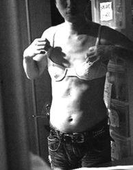 带胸罩的男明星,揭秘时尚界的新潮流